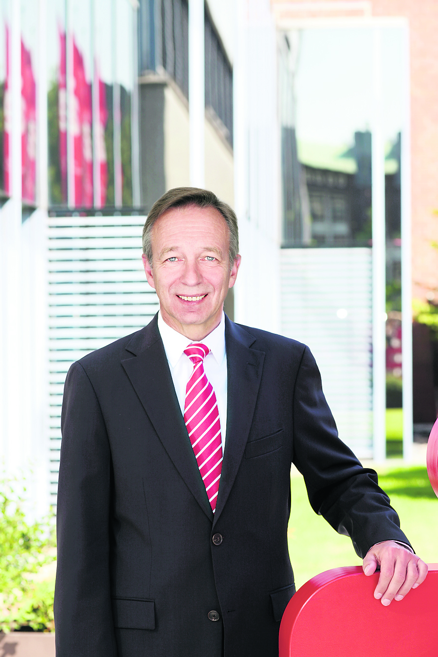 Führen Sondierungsgespräche: die Vorstandsvorsitzenden Heinz Lüers (Sparkasse Harburg-Buxtehude) ...