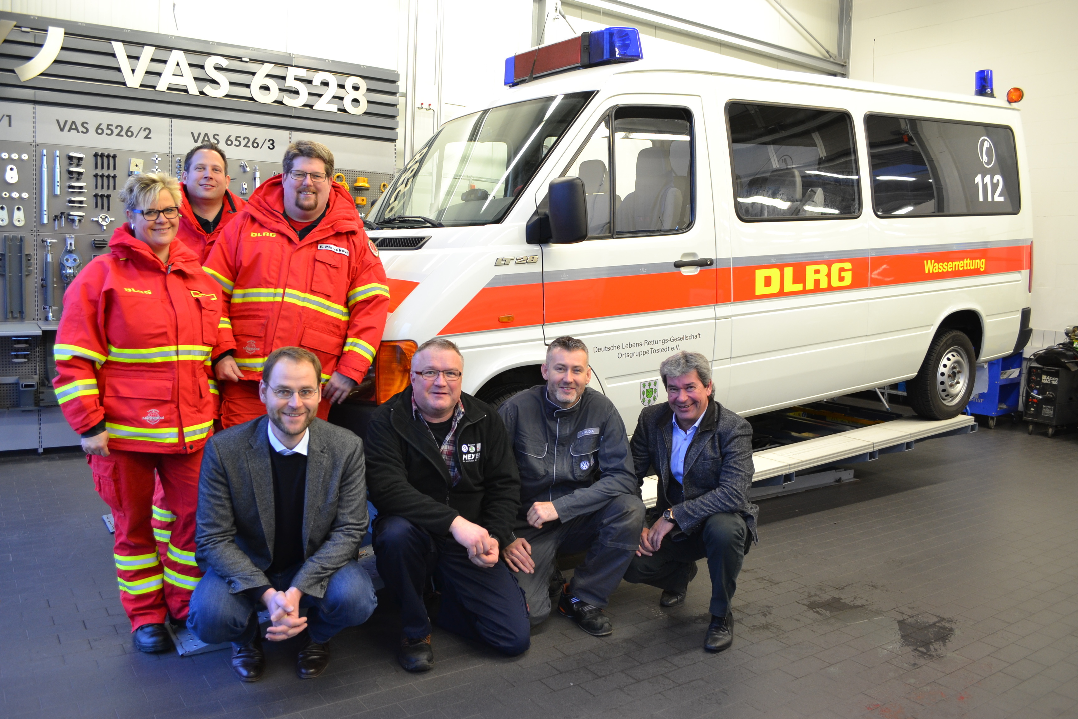 Bei der Fahrzeug-Übergabe (v. li.): Margret Holste, Florian Rosenow und Frank Plantikow von der DLRG mit Autohaus-Chef Arndt Weigel, Serviceberater Frank Stockhausen, Kfz-Mechaniker Krzysztof Kudla und Holger Grundt