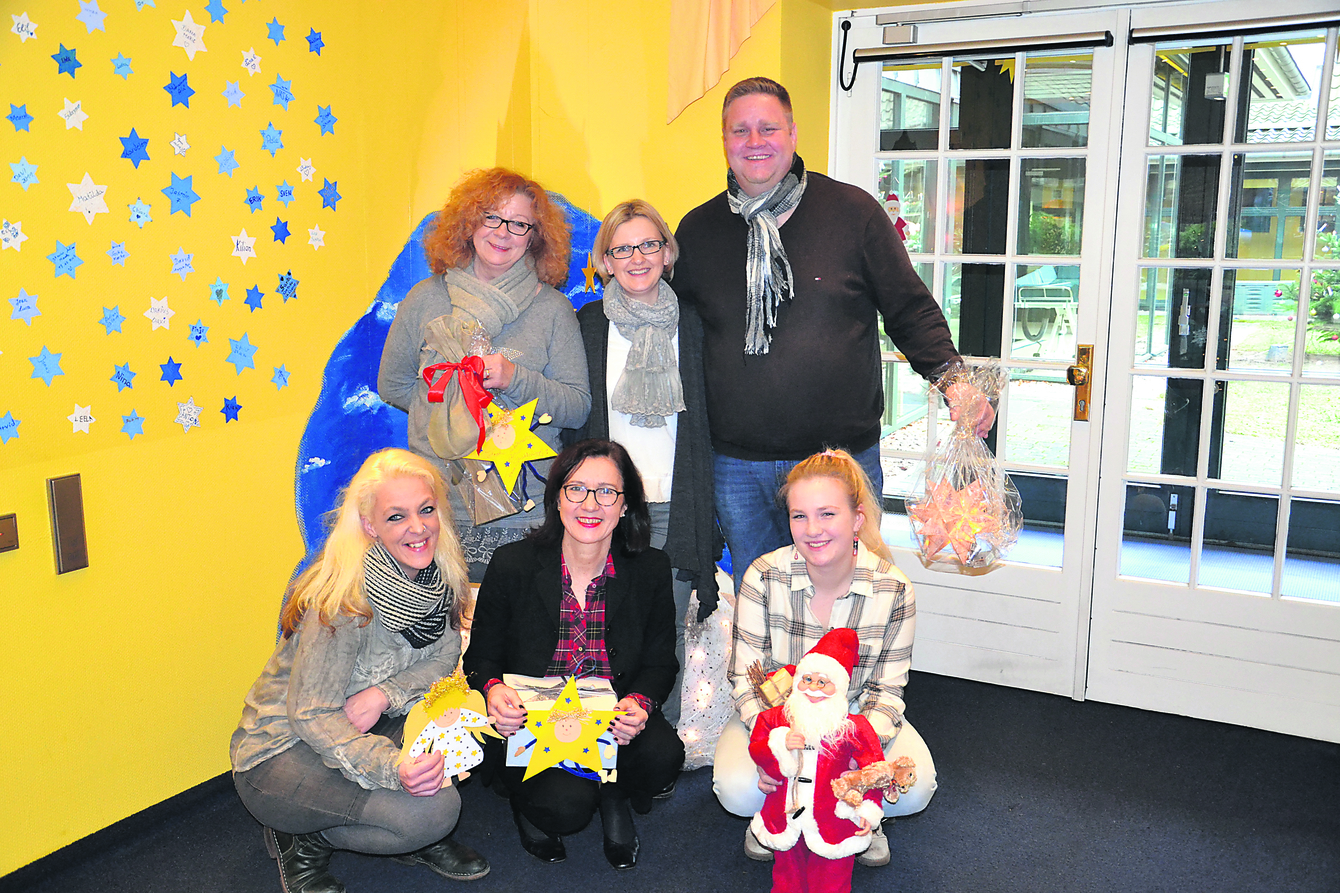 Bei der Scheckübergabe: (hinten v. li.) Gisela Johst, Claudis und Mark Lasys sowie (vorn, v. li.) Britta Schwitalla, Christiane Schüddekopf (Kinderhospiz) und Melina Lasys