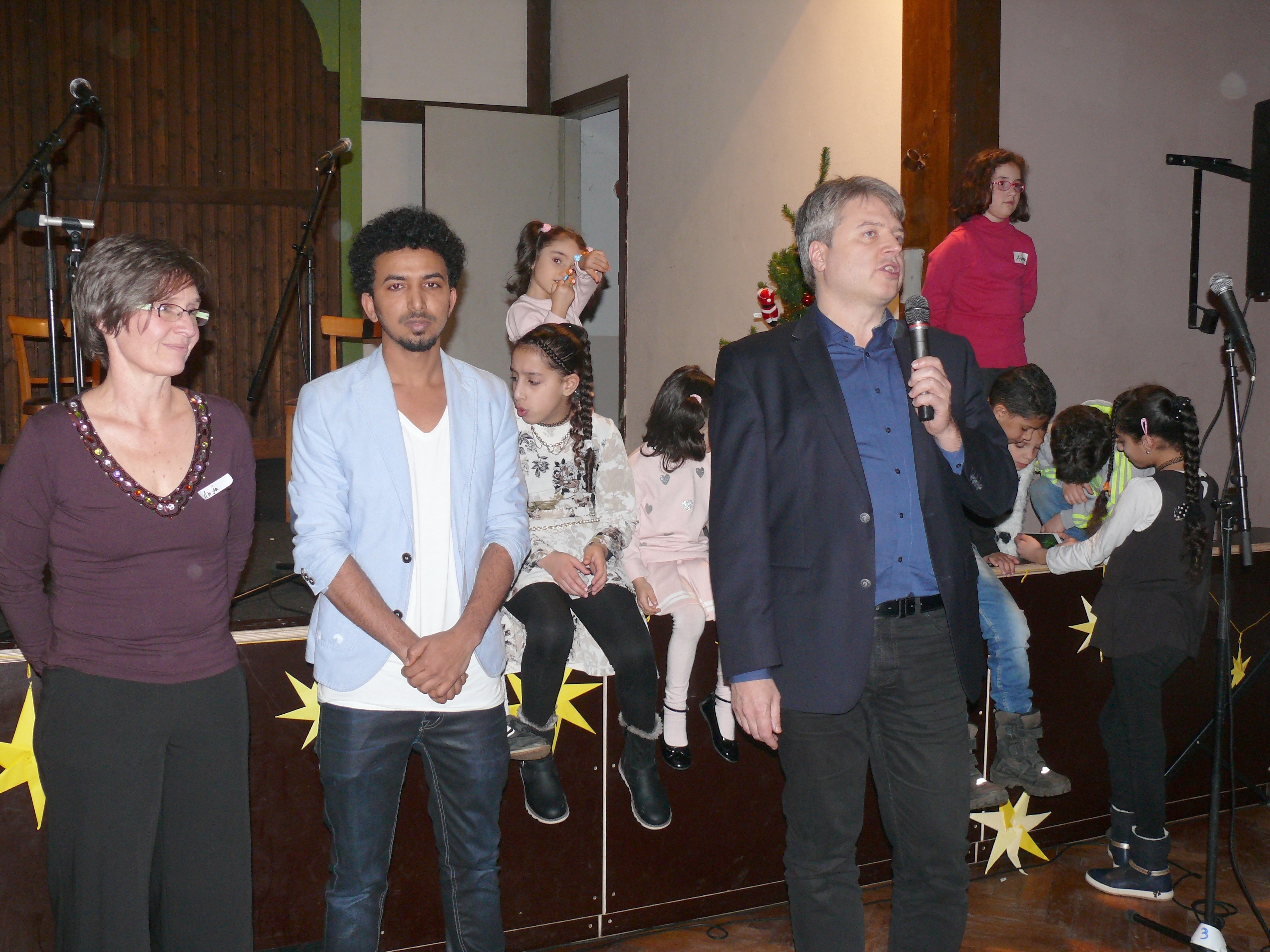 Flüchtlingsunterstützerin Anja Kämpker (li.) und Samtgemeinde-Bürgermeister Dr. Peter Dörsam bei der Flüchtlingsfeier