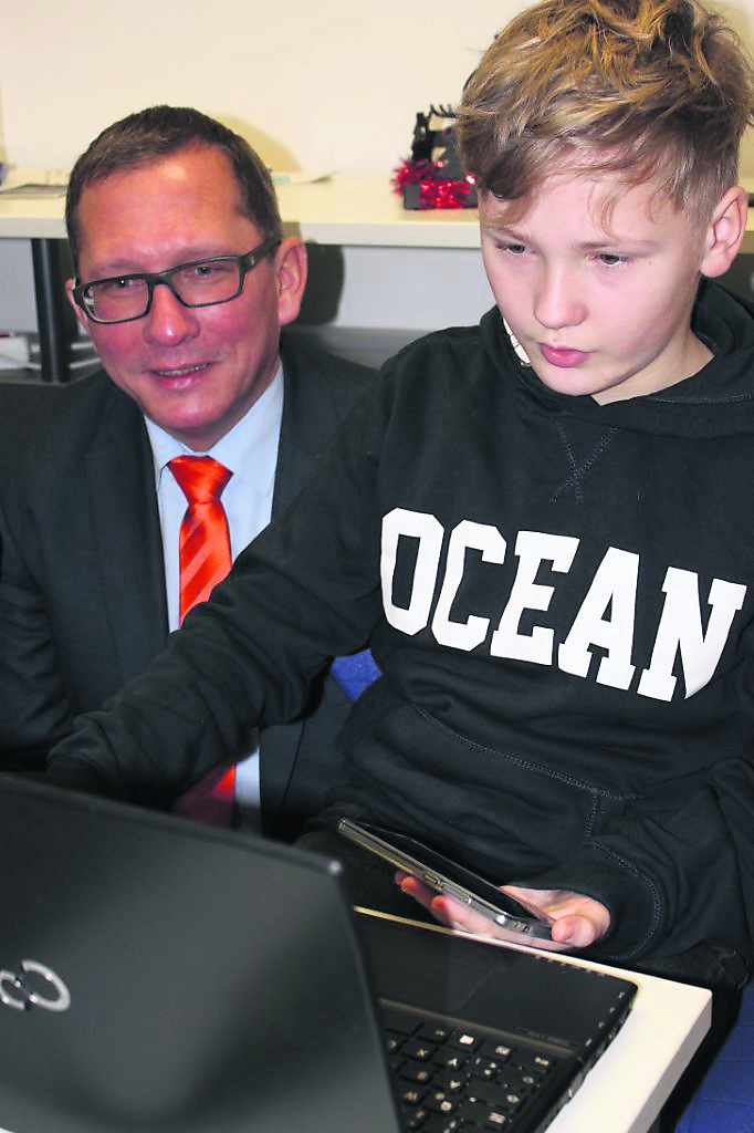 Frank Krause (li.) schaute Bjarne beim Programmieren über die Schulter