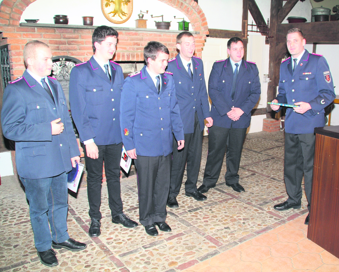 Ortsbrandmeister Danny Waltersdorf (re.) erhält ein Präsent von Vertretern der Jugendfeuerwehr (v. li.): Kevin Laskowski, Tobias Meyer, Kevin Ulshöfer, Patrick Fitschen und Sebastian Salomo