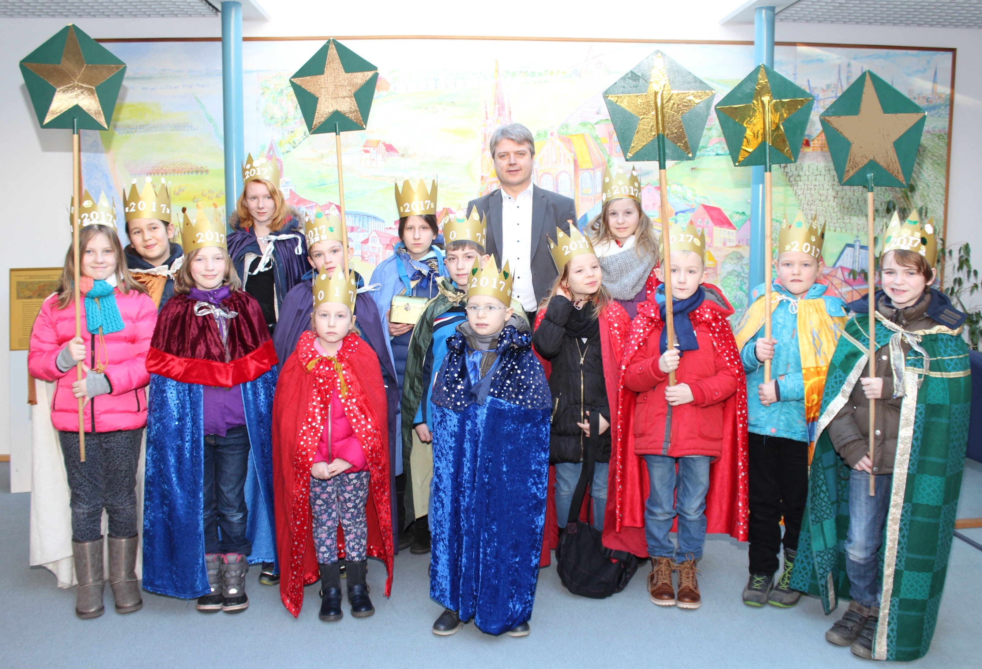 Die Sternsinger trugen Samtgemeinde-Bürgermeister Dr. Peter Dörsam (hinten Mitte) ihre Lieder vor
