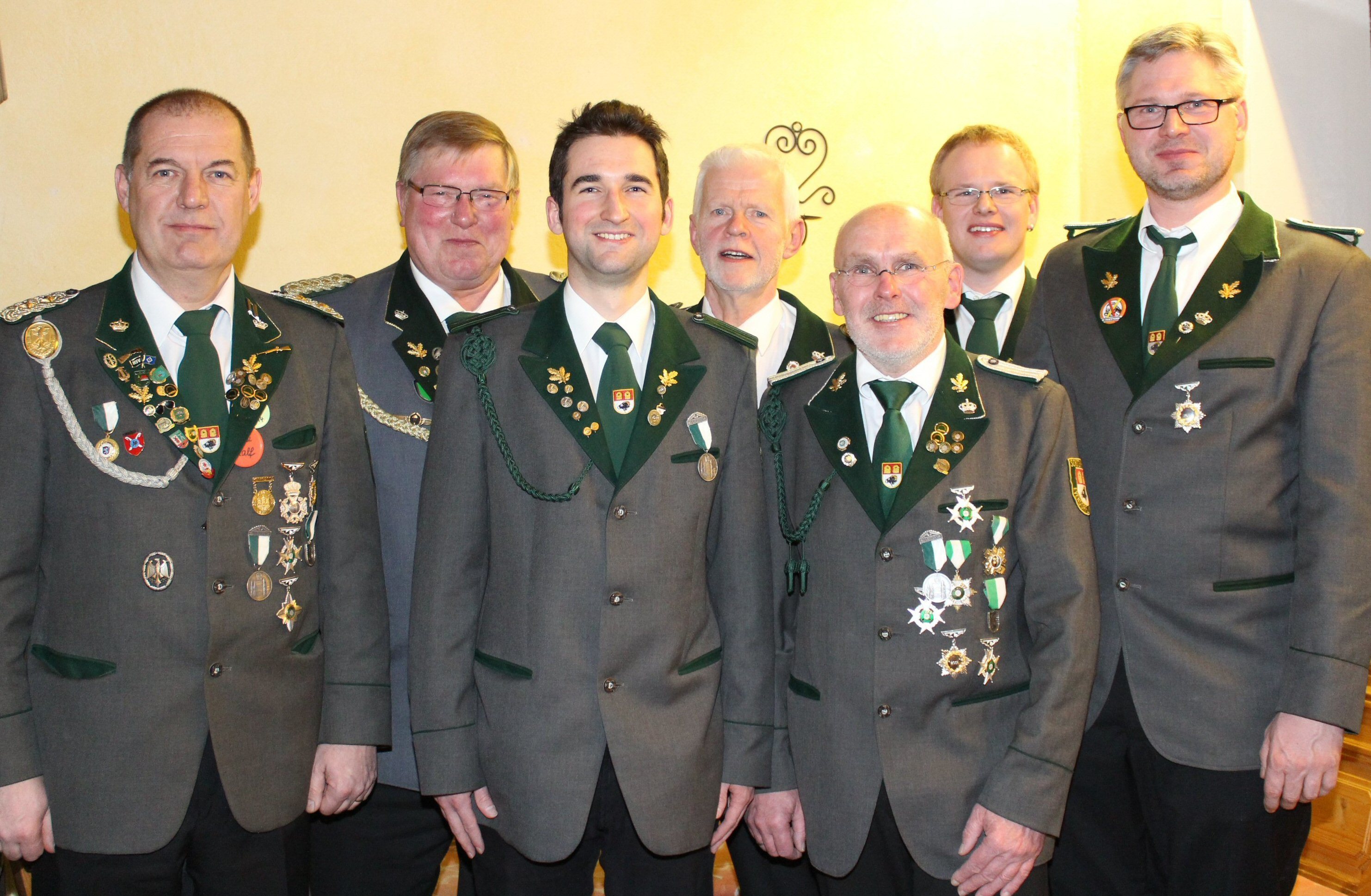 Vereinspräsident Ralf Hagel (v. li.) gratuliert den geehrten Schützen: Otto Gieschen, Christian Sitarz, Werner Niemann, Thomas Meyer, Oliver Lütker und Christian Sauer