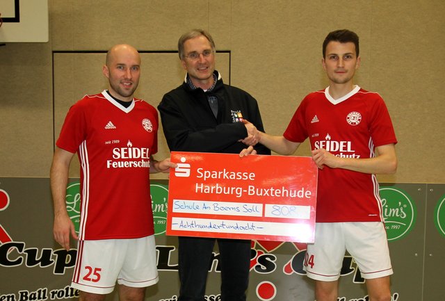 Der Schulleiter der Förderschule, Martin Ihlius (Mitte) nahm den Scheck über 808 Euro von Christoph Behrens (li.) und Jonas Künkel entgeben