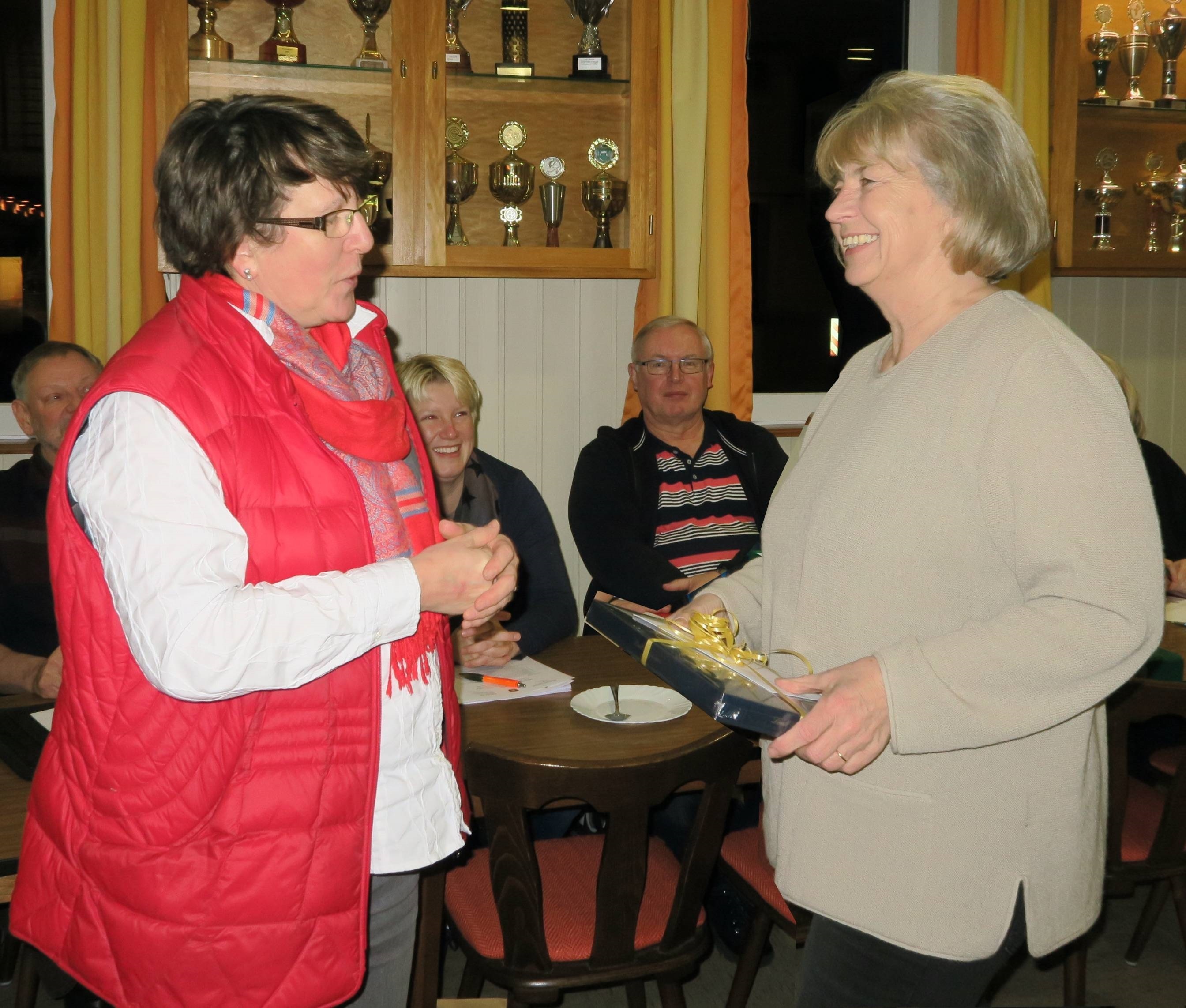 Ein Präsent als Dankeschön: Bürgermeisterin Christa Beyer (li.) und ihre scheidende Mitarbeiterin Ursula "Uschi" Müller