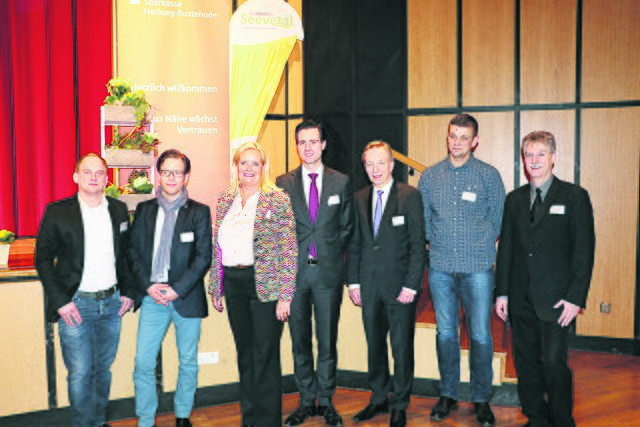 Bürgermeisterin Martina Oertzen, Gastredner Dominik Winterling (Mitte) und Heinz Lüers,
Vorstandsvorsitzender der Sparkasse Harburg-Buxtehude (3. v. re.) mit den Vertretern der Seevetaler Gewerbevereine (v. li.) Marc Krüger (Vors. Mittelstands- und Gewerbeverein Meckelfeld),
Fabian Ch. Modrow (2. Vors. Fleestedter Unternehmer Initiative), Rico Halfpap (2. v. re., Vors. Fleestedter Unternehmer Initiative) und Detlev Dose (re., Vors. Beckedorfer Industrie- und Gewerbeverein)