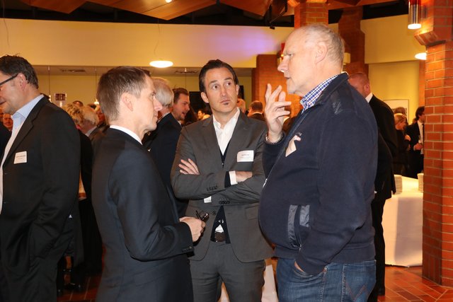 Die Kuhn+Witte-Geschäftsführer Oliver Bohn (v. li.) und Jan Rommel mit Klaus-Dieter Kirchhoff (SPD)