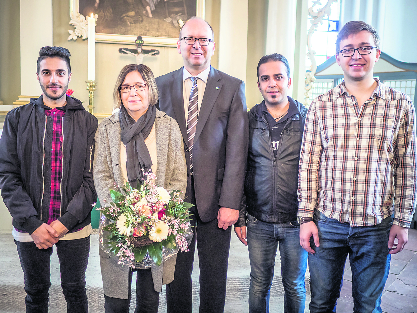 Familie Hartlef in der St. Nicolai-Kirche: die Patenkinder Mohsen Nikaeen (li.) und Javad Alamdari (2.v.re.), Elke Hartlef, Sönke Hartlef und deren Sohn Malte Hartlef