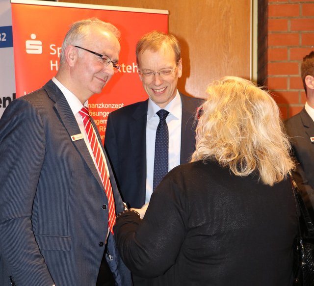 Wilfried Wiegel, Marketingleiter der Sparkasse Harburg-Buxtehude, im Gespräch mit den SPD-Ratsmitgliedern Heiner Steeneck und Angelika Tumuschat-Bruhn