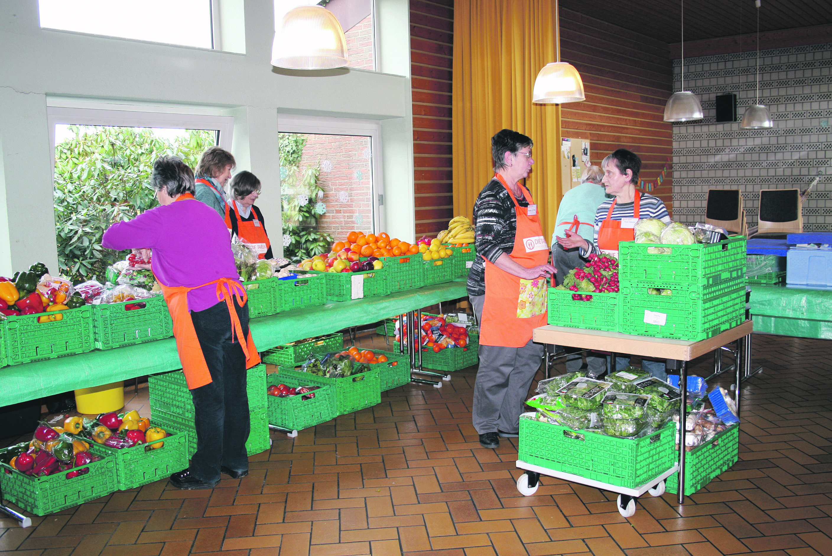 Ehrenamtliche Mitarbeiterinnen des Harsefelder Tafel-Ablegers bereiten die Ausgabe vor. Sie sind stolz darauf, ohne öffentliche Zuschüsse auszukommen
