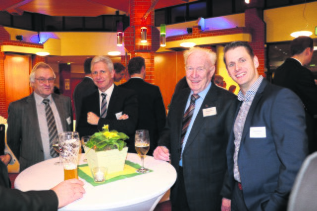 Gut gelaunt: Fleestedts ehemaliger Bürgermeister 
Adolf Wendt (v. li.), Landrat Rainer Rempe, Ehrenbürger Hermann Maack und CDU-Ratsherr Jörg Hartmann
