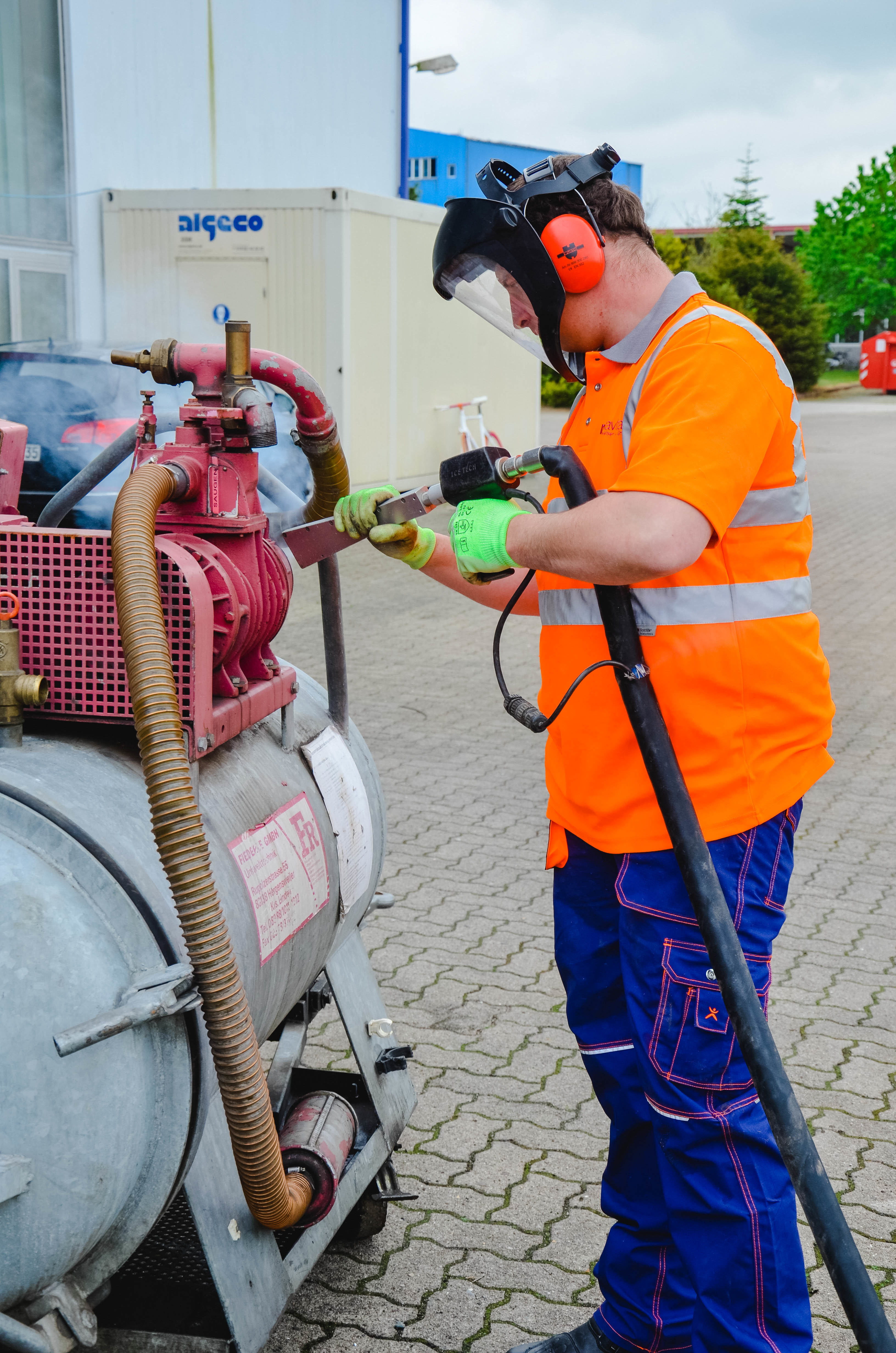 Die Mitarbeiter von „navitas Umweltservice“ reinigen fachkundig die Geräte und Produktionsmaschinen ihrer Auftraggeber
