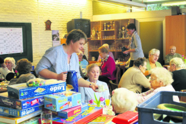 Mit Kaffee und Kuchen versorgen Andrea Pröhl (li.) und Katja Grambow ihre Gäste