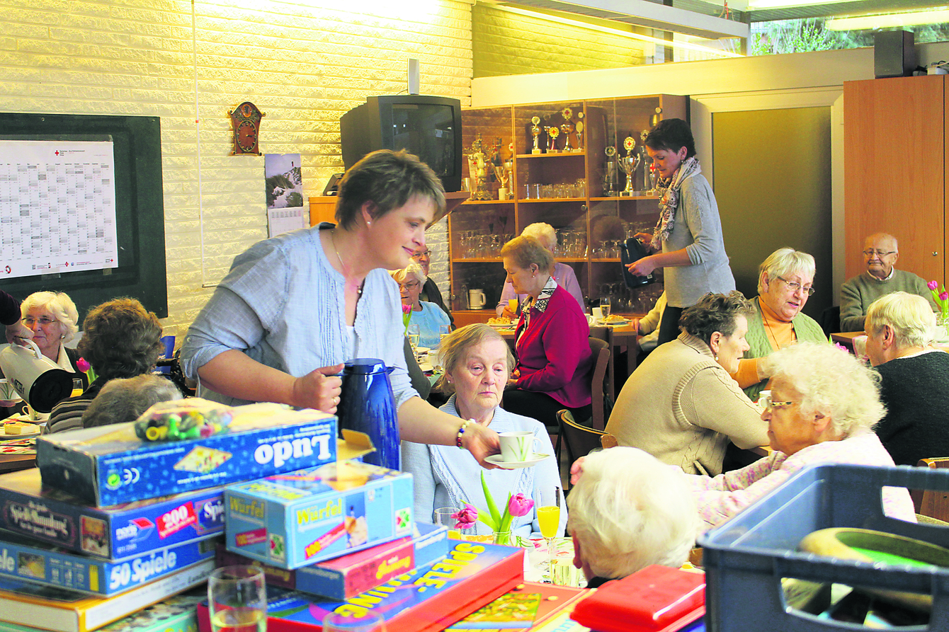 Mit Kaffee und Kuchen versorgen Andrea Pröhl (li.) und Katja Grambow ihre Gäste