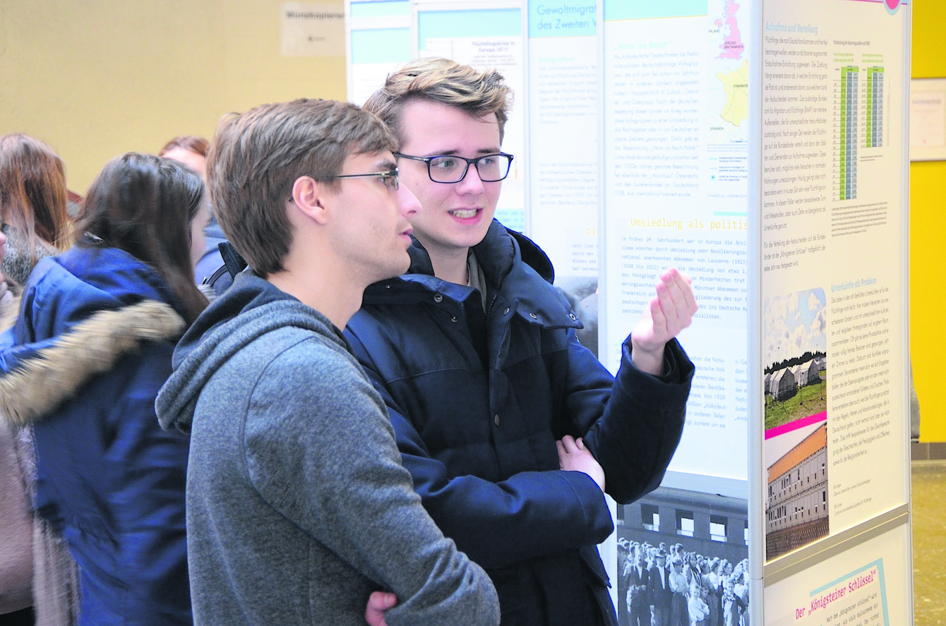 Die Fachoberschüler Sven Söhl (li.) und Eric Kuhnert diskutieren in der Ausstellung