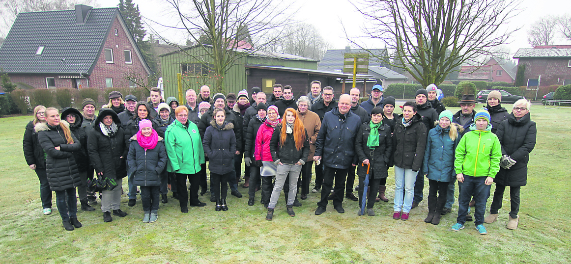 Gegenüber dem WOCHENBLATT wurde kürzlich behauptet, dass sich die Gegner das Neubaugebietes in Nindorf an einer Hand abzählen ließen. Doch der Protest ist offenbar größer: Zu einem spontanen Fototermin kamen trotz Eisglätte kamen zahlreiche Nindorfer zusammen