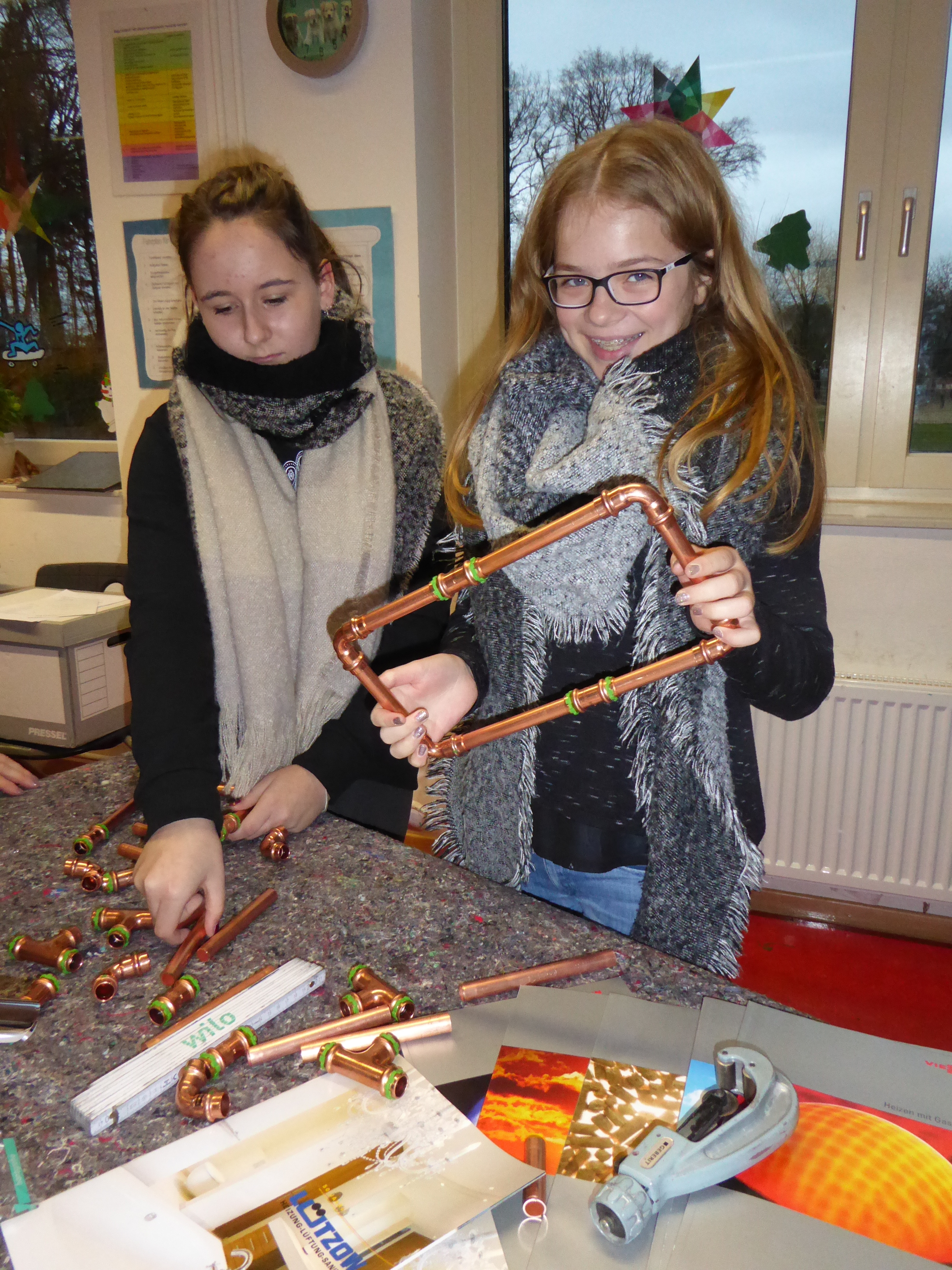 Lea Maak und Saskia Gräf montierten Kupferrohrverbindungen