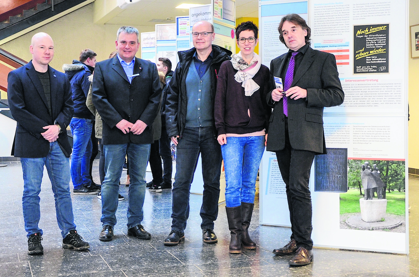 Ausstellungs-Eröffnung mit (v. li.): Dr. Henning Pieper vom Volksverbund Deutsche Kriegsgräberführsorge, Kai-Ulrich Baak vom Landkreis Stade, Klaus Grade (Lehrer BBS II), Carola Bardenhagen (Lehrerin BBS I) und Schulleiter Artur Büttner