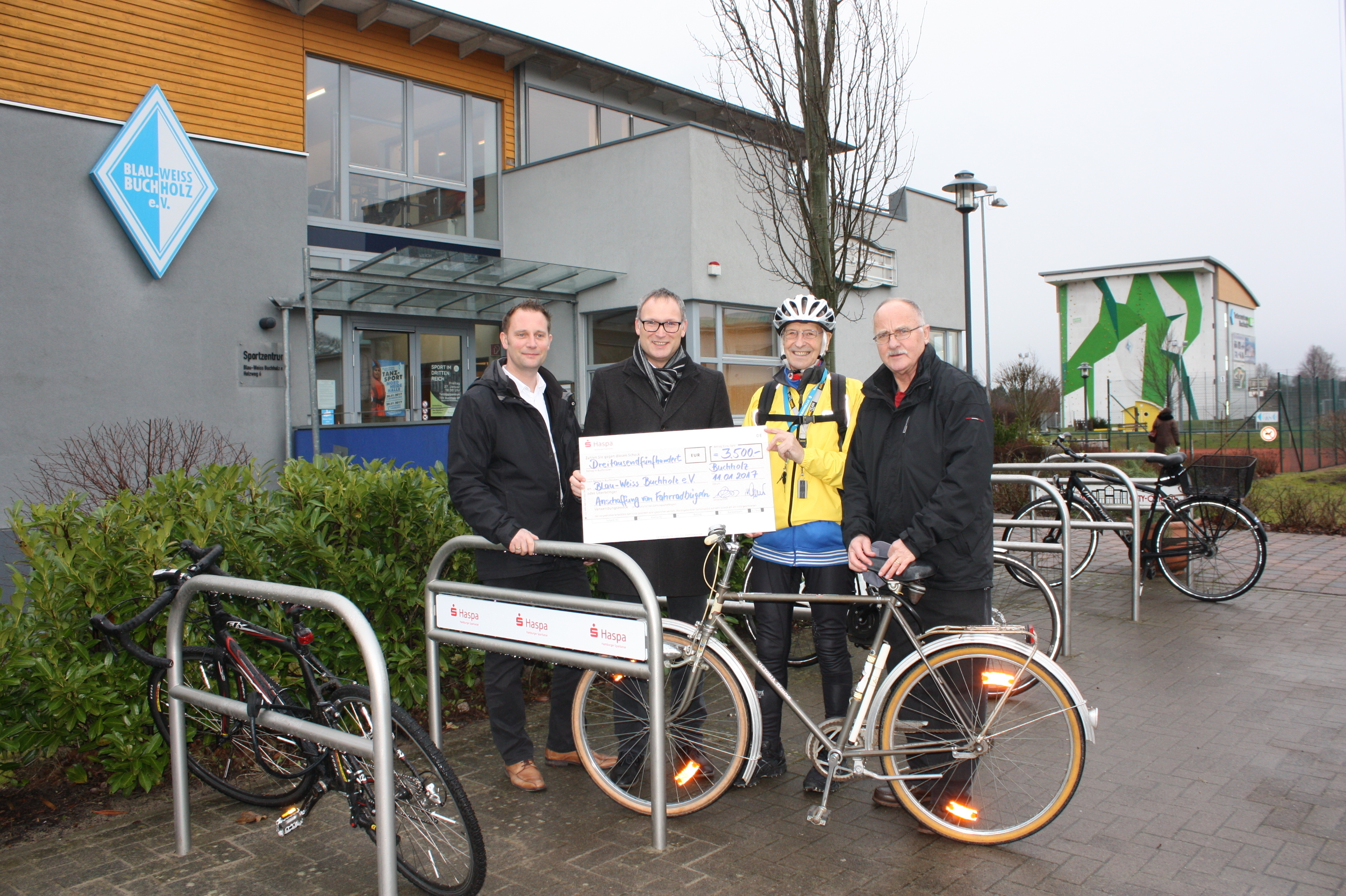 Bei der Scheckübergabe für die neuen Fahrradbügel: (v. li.) Ivan Pucic, Andree Müller (beide Haspa), Arno Reglitzky und Werner Gandy (beide BW Buchholz)