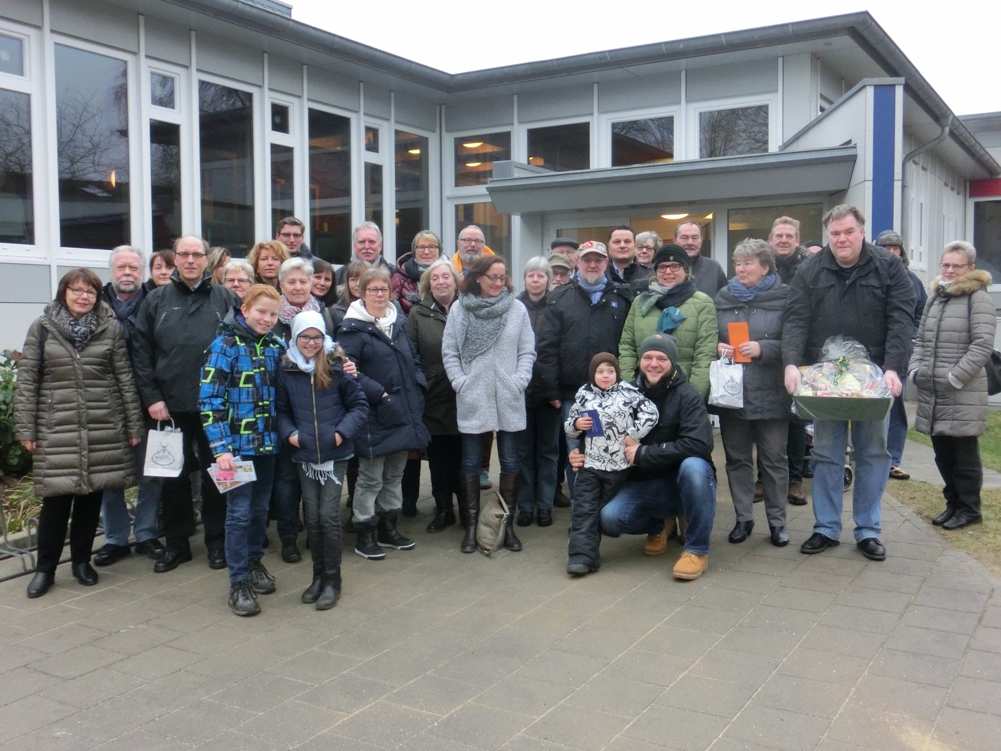 Ein großer Teil der Gewinner des Meckelfelder Adventskalenders holten kürzlich ihre Preise im Familienzentrum ab