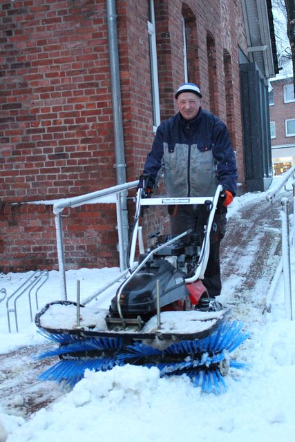 Torsten Post (Hausmeisterservice InForm) sorgte in 
Buchholz für schneefreie Wege