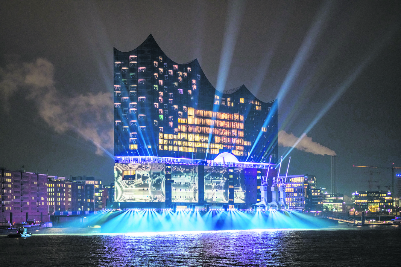 Die Fassade der Elbphilharmonie wurde am Mittwoch bei der Eröffnung aufwendig illuminiert