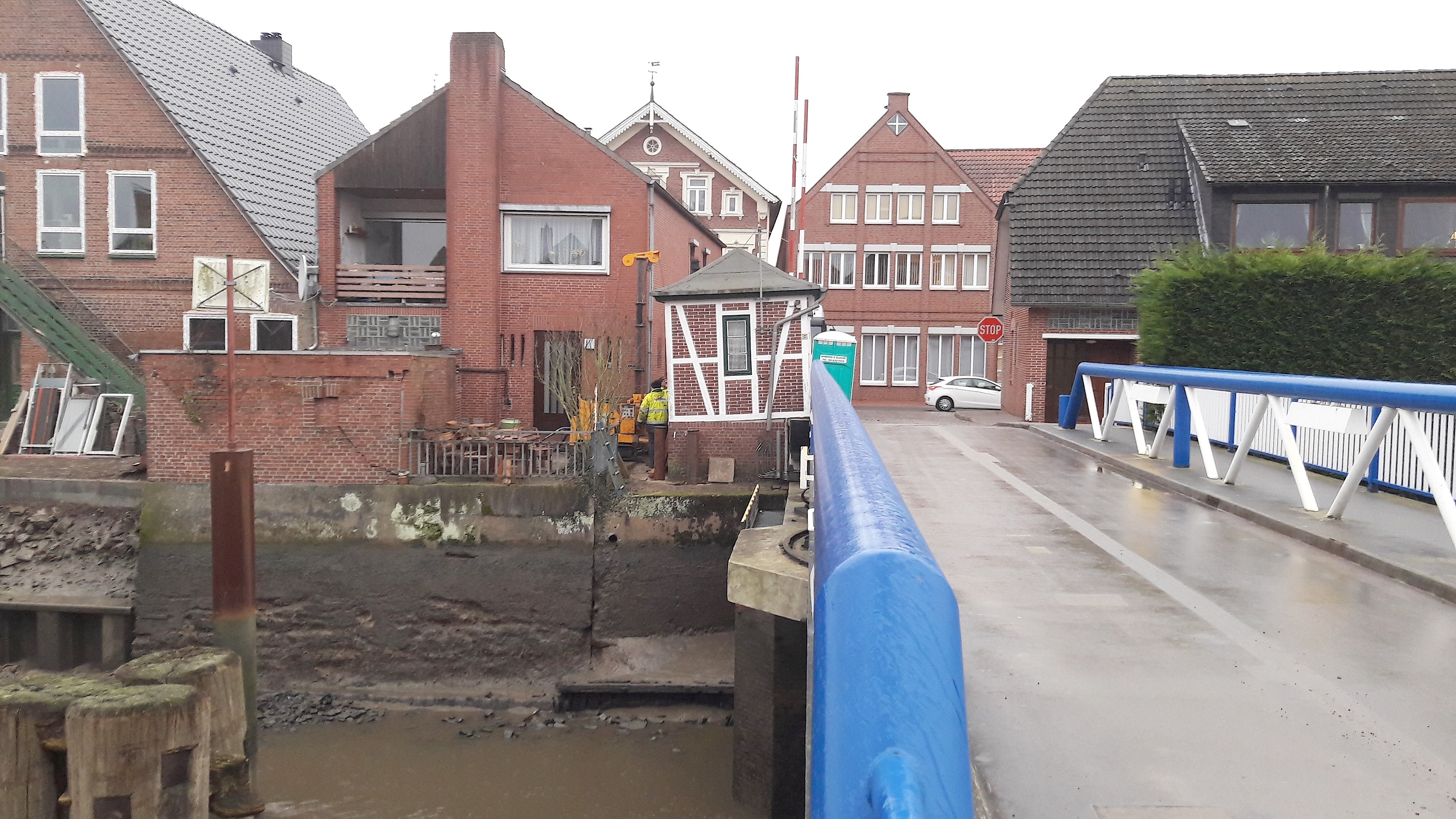 Das kleine Brückenwärterhäuschen in Estebrügge ist in Schieflage geraten und wird derzeit stabilisiert