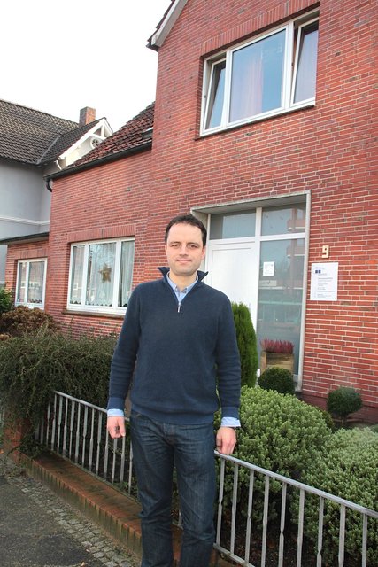 Matthias Lauer vor der Anlaufstelle an der Bremervörder Straße 9 in Stade