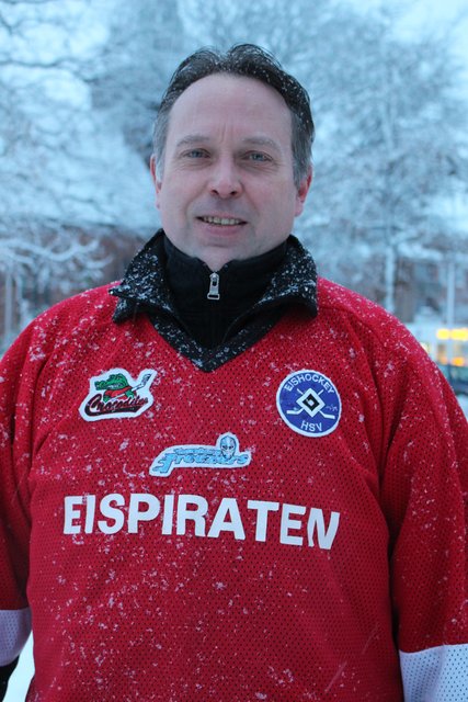Das perfekte Schnee-Outfit: Holger Lühr (Handeloh) hatte schon am Freitagmorgen auf dem Weg zur Arbeit sein Fan-Dress angezogen. Am Abend möchte er das Eiskockey-Spiel Crocodiles Hamburg gegen Icefighters Leipzig in Hamburg-Farmsen sehen