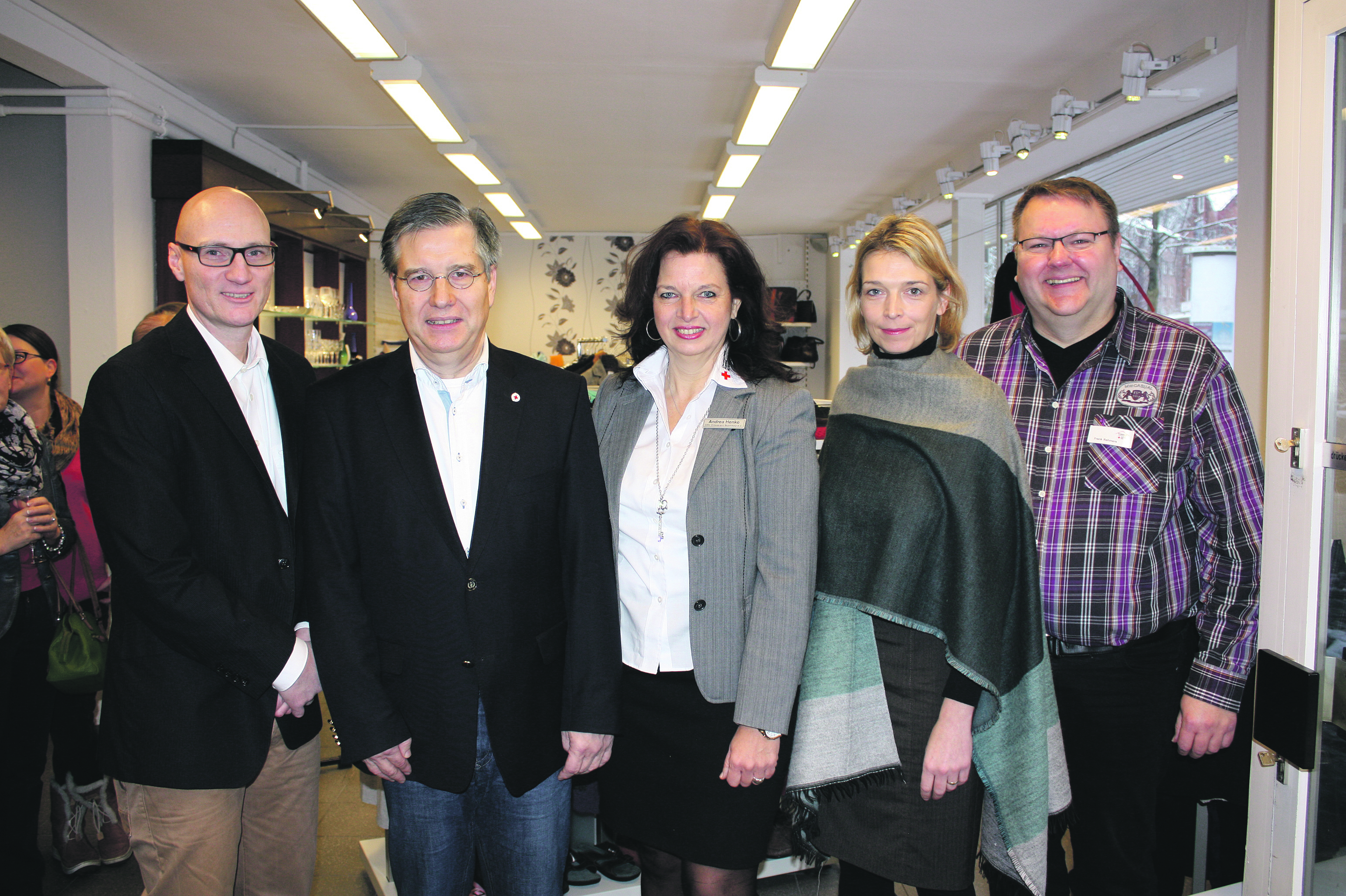 Bei der Eröffnung: (v. li.) Geschäftsführer Christian Kemper, DRK-Präsident Norbert Böttcher, Ortsvereinsvorsitzende Andrea Henke, Präsidiums-Beisitzerin Svenja Stadler und stv. Geschäftsführer Frank Rehmers