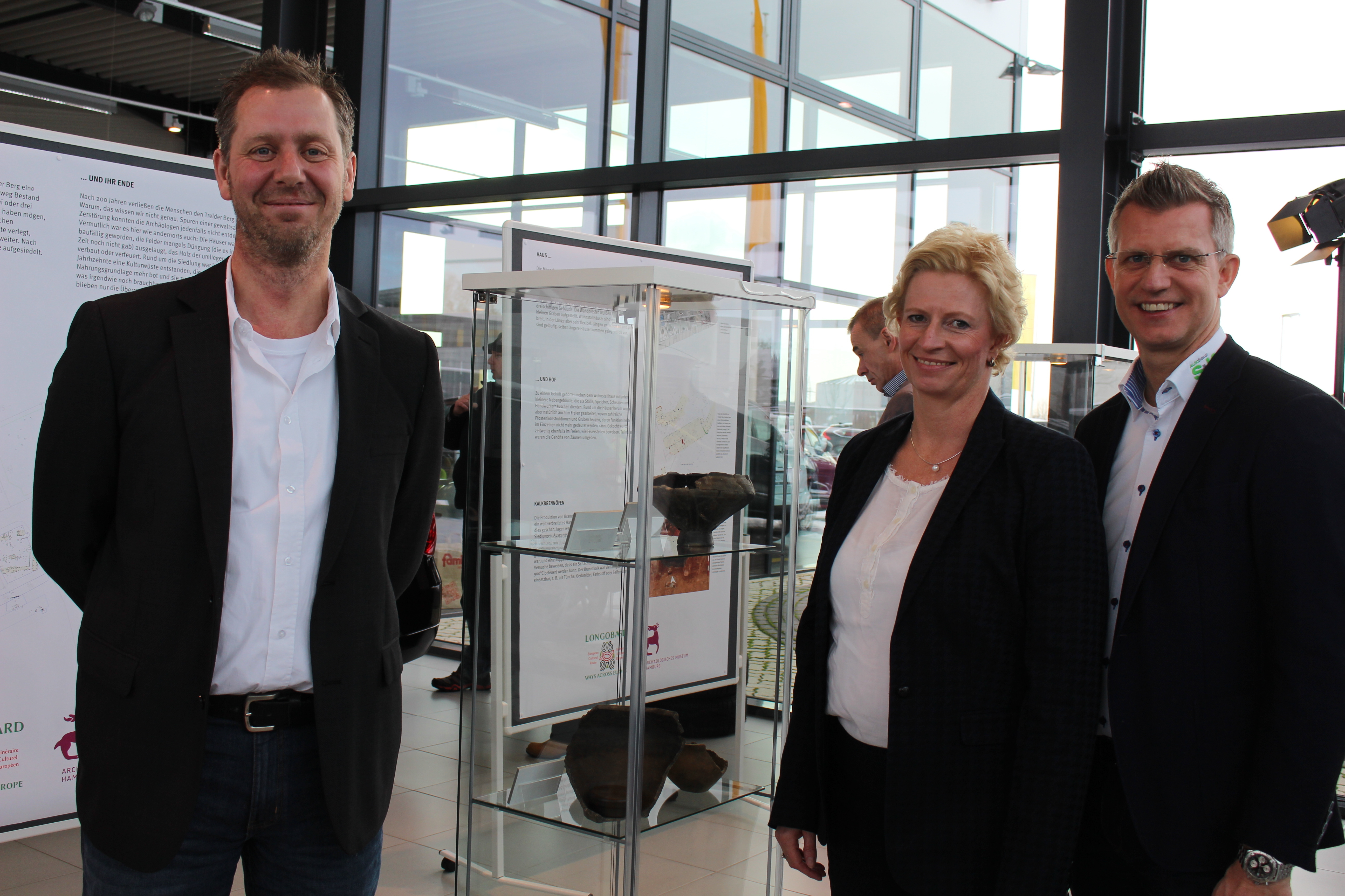 Kreis-Archäologe Dr. Jochen Brandt (v. li.) eröffnete gemeinsam mit den Autohaus-Inhabern Christina und Mathias Süchting die Ausstellung am Trelder Berg