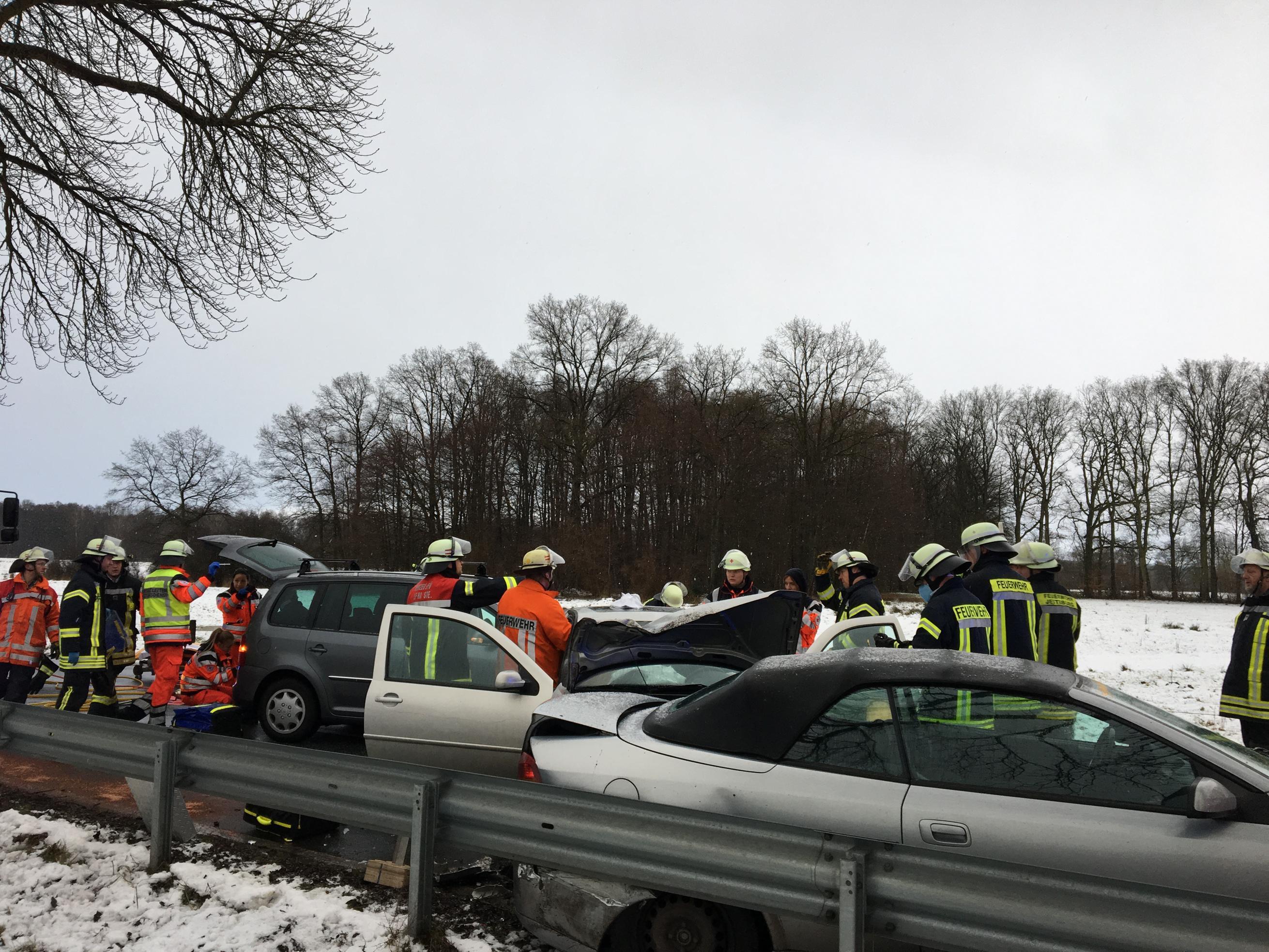 Bei einem schweren Verkehrsunfall kollidierten auf der L 213 drei Fahrzeuge. Es gab vier Verletzte