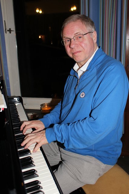 Peter Heller aus Buchholz unterhielt die Gäste am Klavier