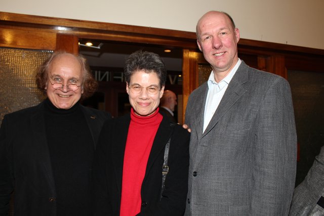Karl-Heinz Glaeser (Grüne, v. li.), Cornelia Ziegert (SPD) und Schützen-Präsident Torsten Lange