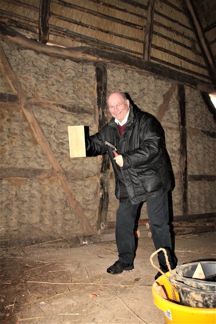 Ortskurator Dieter Kunze in der Scheune