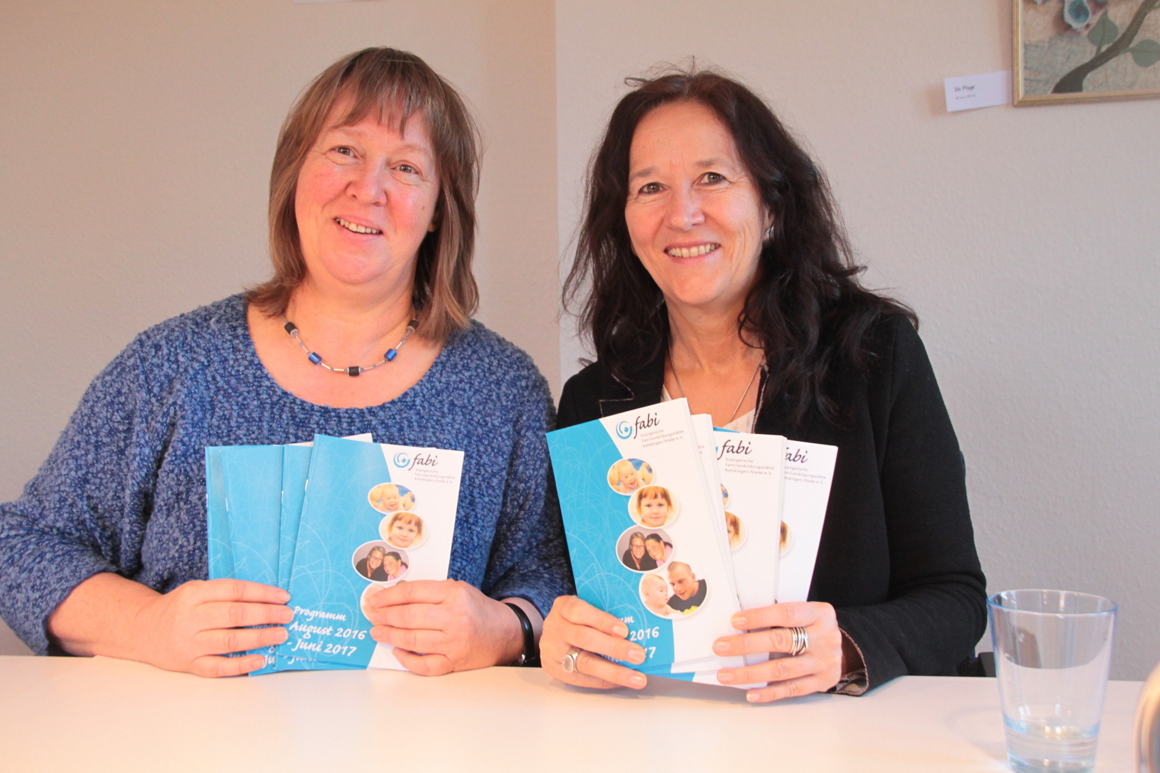 Mit dem neuen Programmheft: Fabi-Chefin Sonja Mäder (re.) und ihre Kollegin Astrid Rehan