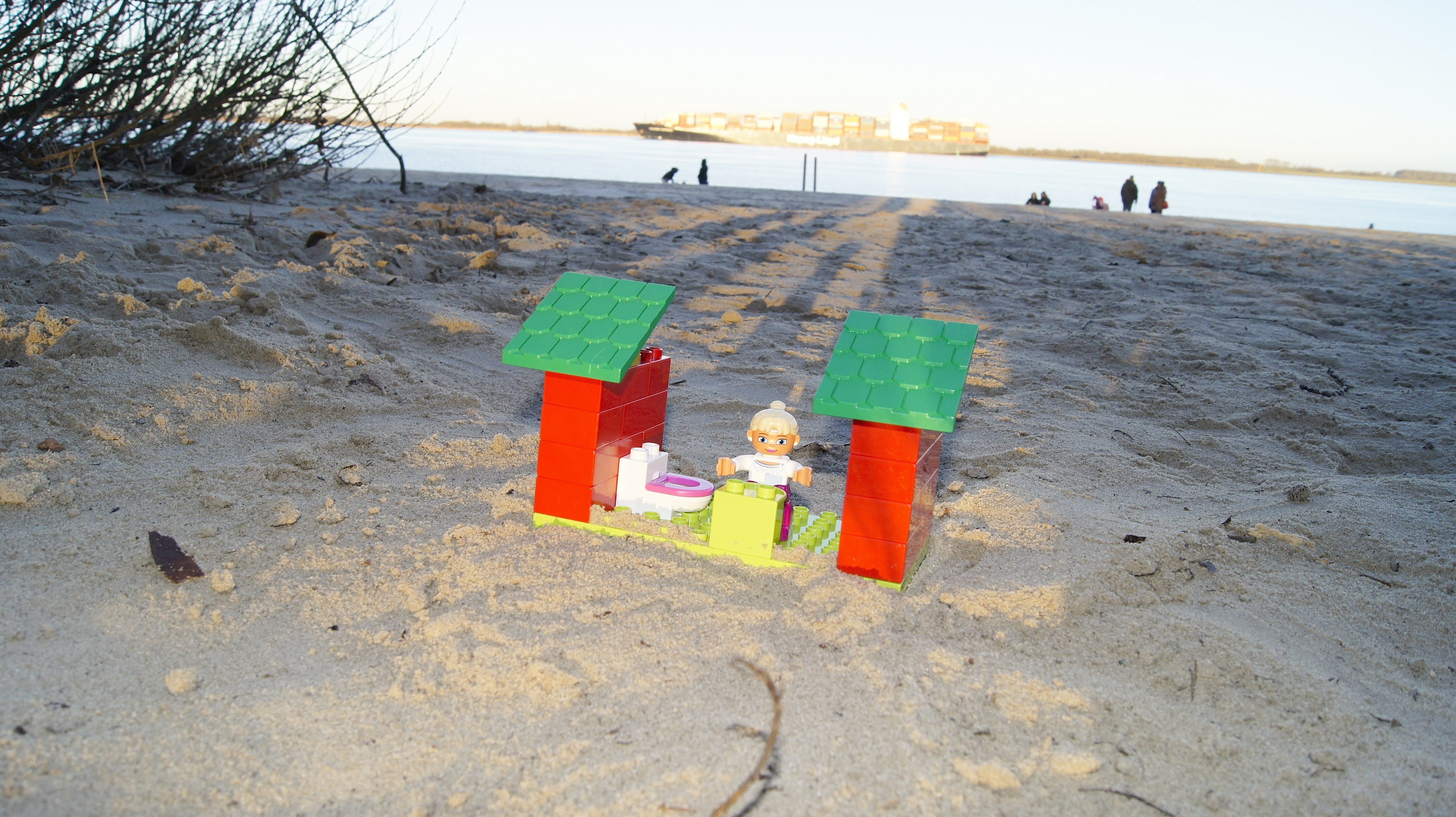 Ein richtiges Klo gibt es am Bassenflether Strand nirgendwo