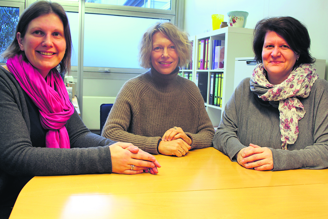 Sehen dem Start der Oberstufe gespannt und freudig entgegen (v.li.):
die Jahrgangsleiterin der zehnten Klassen, Sabrina Gellermann, Schulleiterin Christiane Holst-Hakelberg und die Leiterin Didaktik, Andrea Jahns