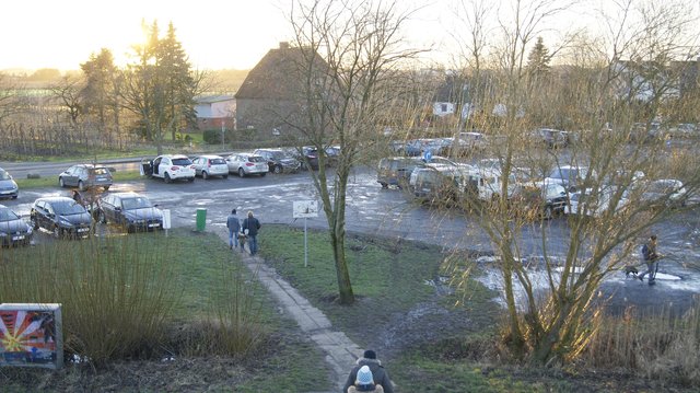 Der Parkplatz ist auch an sonnigen Wintertagen voll