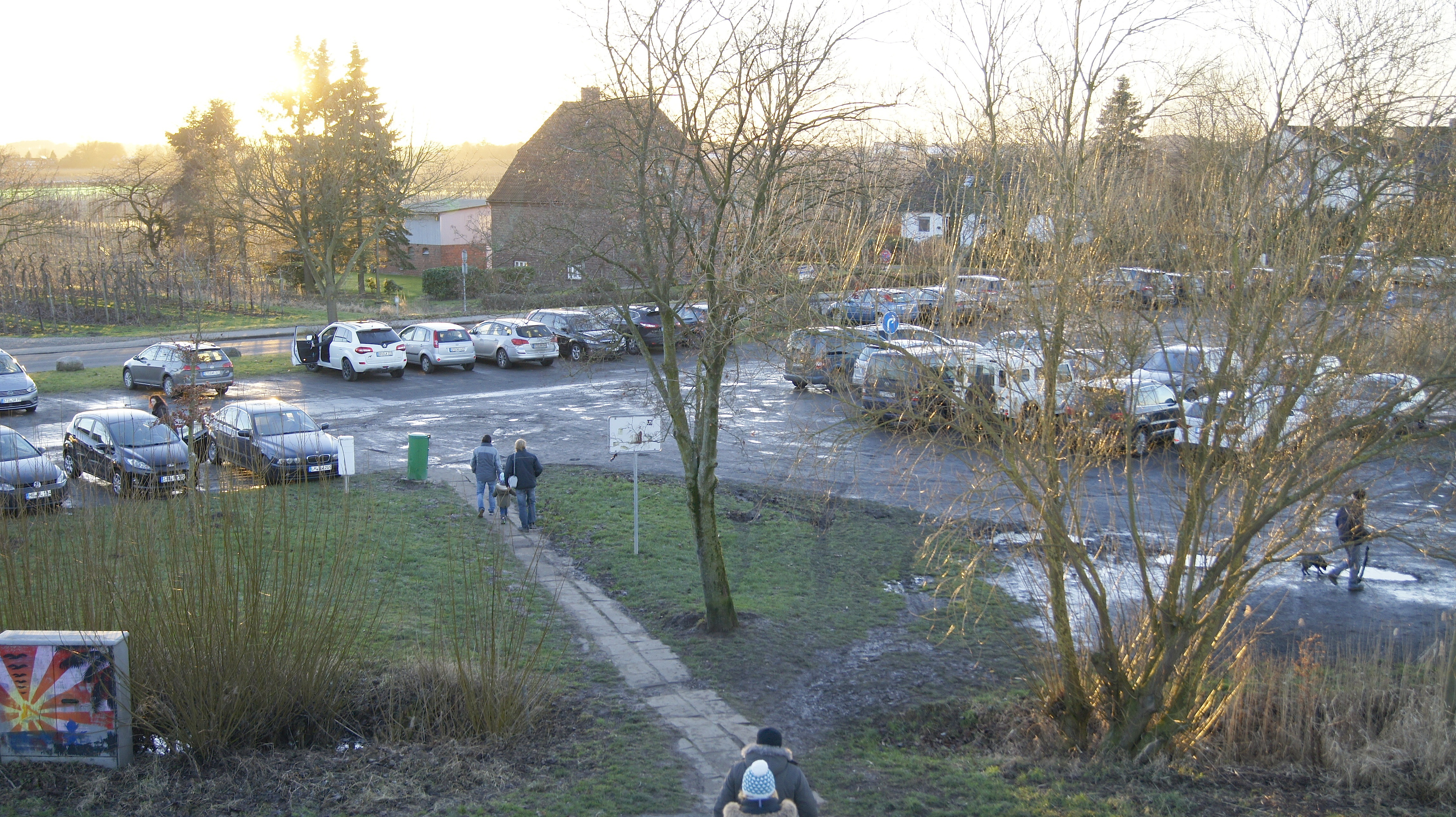 Der Parkplatz ist auch an sonnigen Wintertagen voll