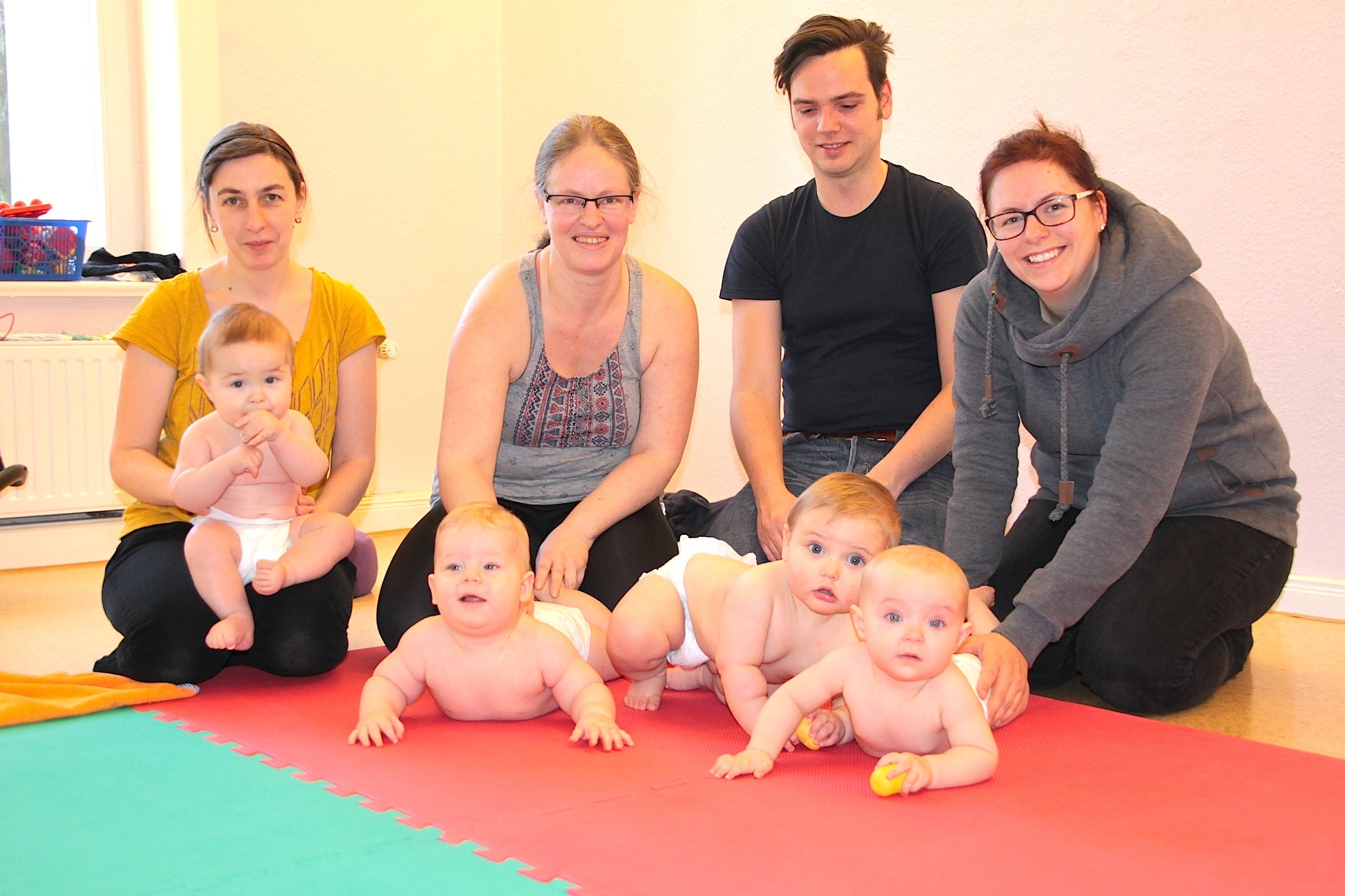 Delfi-Kursus im Fabi-Haus in Stade (v. li.): Diana Scheffler mit Sohn Jakob, Kursleiterin Anja Krummrei mit dem teilnehmenden Baby Nevil Flötotto, Paul Rauch mit Sohn Jonas und Alina Schütt mit Töchterchen Kaja