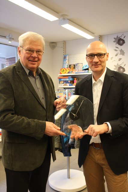 Dieter Weis (li.), Vorsitzender des DRK-Ortsvereins Tostedt, übergab Geschäftsführer Christian Kemper eine Uhr für den Verkauf