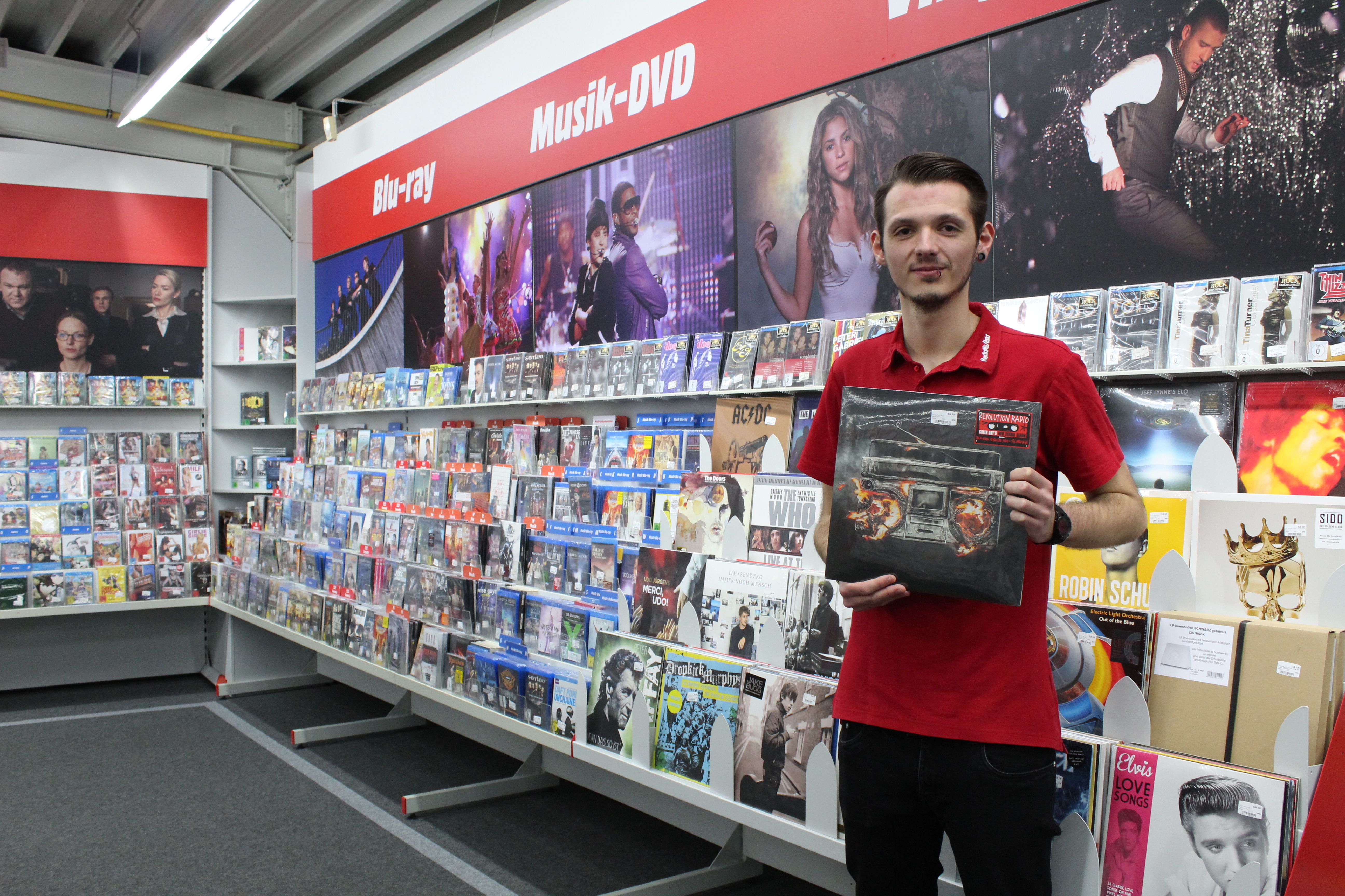 Rund 250 Exemplare stehen zur Auswahl: Fachberater Tim Weingarten zeigt die Platten-Ausstellung von Media Markt
