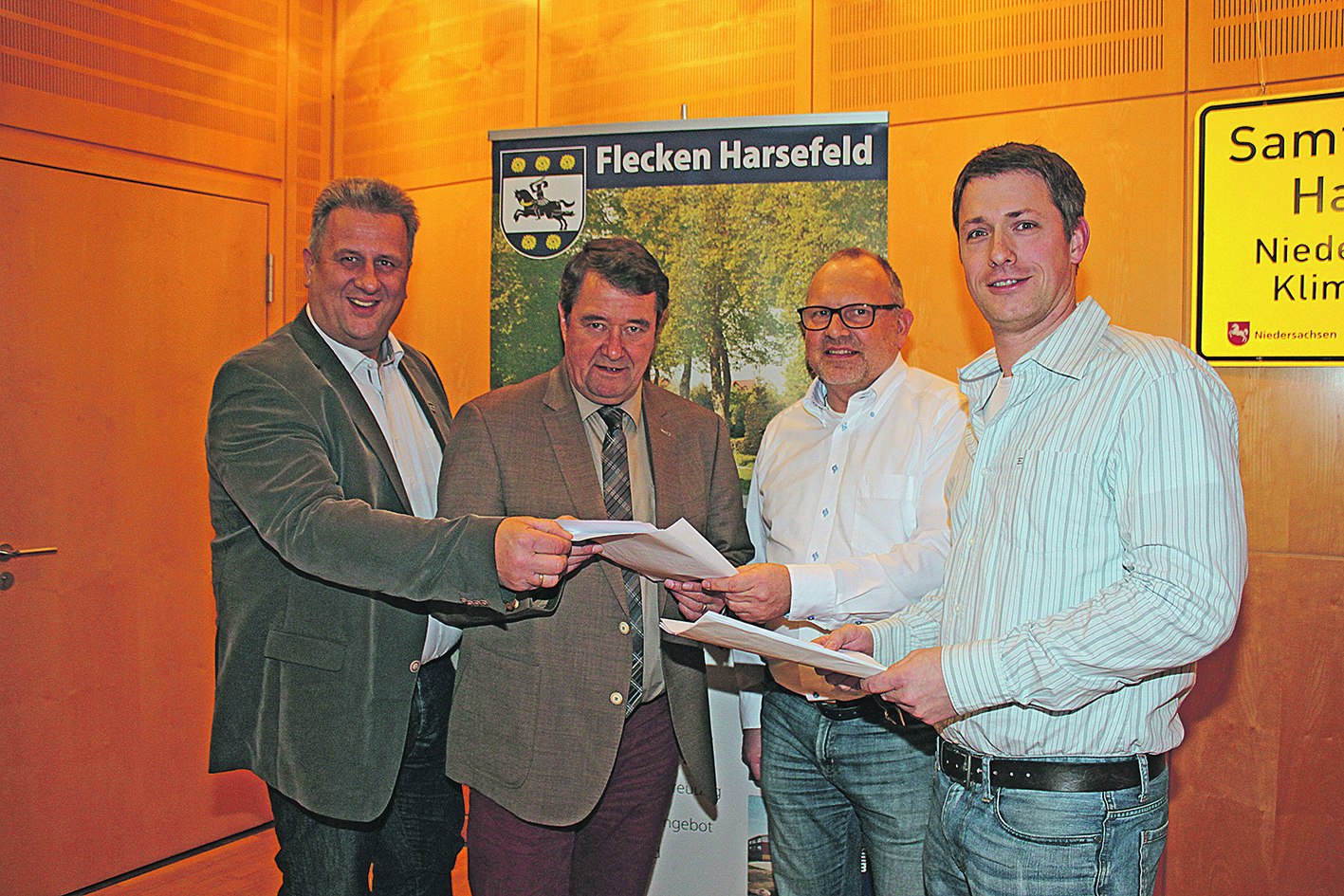 Michael Ospalski und Rainer Schlichtmann nehmen von Stefan Hentschel und Thomas Felske (v.li.) die Unterschriftenliste entgegen