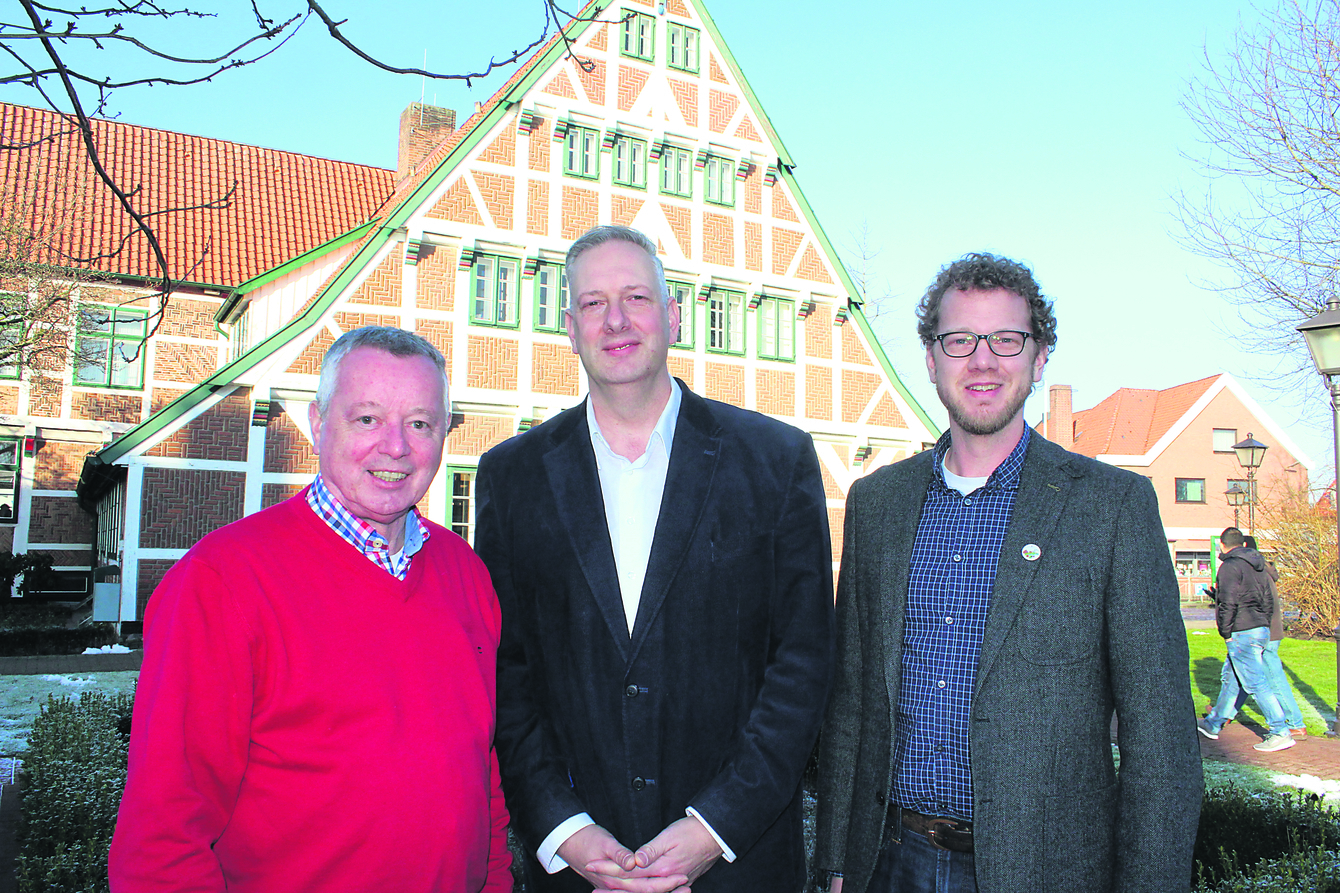 Michel Rausch, Vorsitzender der Werbegemeinschaft Jork, organisiert das
Blütenfest jetzt schon zum achten Mal. Bürgermeister Gerd Hubert und Stephan Bergmann, neuer Geschäftsführer des Tourismusvereins Altes Land, wollen im Rahmen ihrer Möglichkeiten helfen