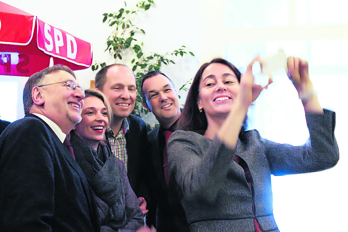 So viel Zeit muss sein. Bevor SPD-Generalsekretärin Katarina Barley den Neujahrsempfang der Kreis-SPD in Hanstedt eröffnete, rief sie Europa-Abgeordneten Bernd Lange (v. li.), Bundestagsabgeordnete Svenja Stadler, Tobias Handtke (Vorsitzender der SPD-Kreistagsfraktion) und Thomas Grambow (Vorsitzender des SPD-Unterbezirks) zu einem Selfie zusammen