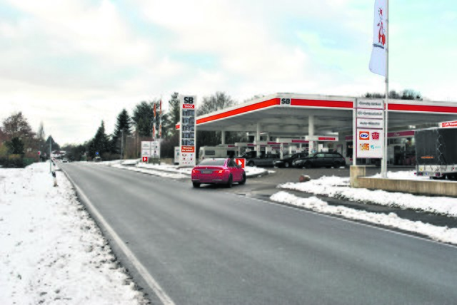 Wird während der Sanierungsarbeiten womöglich schwer zu erreichen sein: die SB-Tankstelle von Dieter Vick an der L216