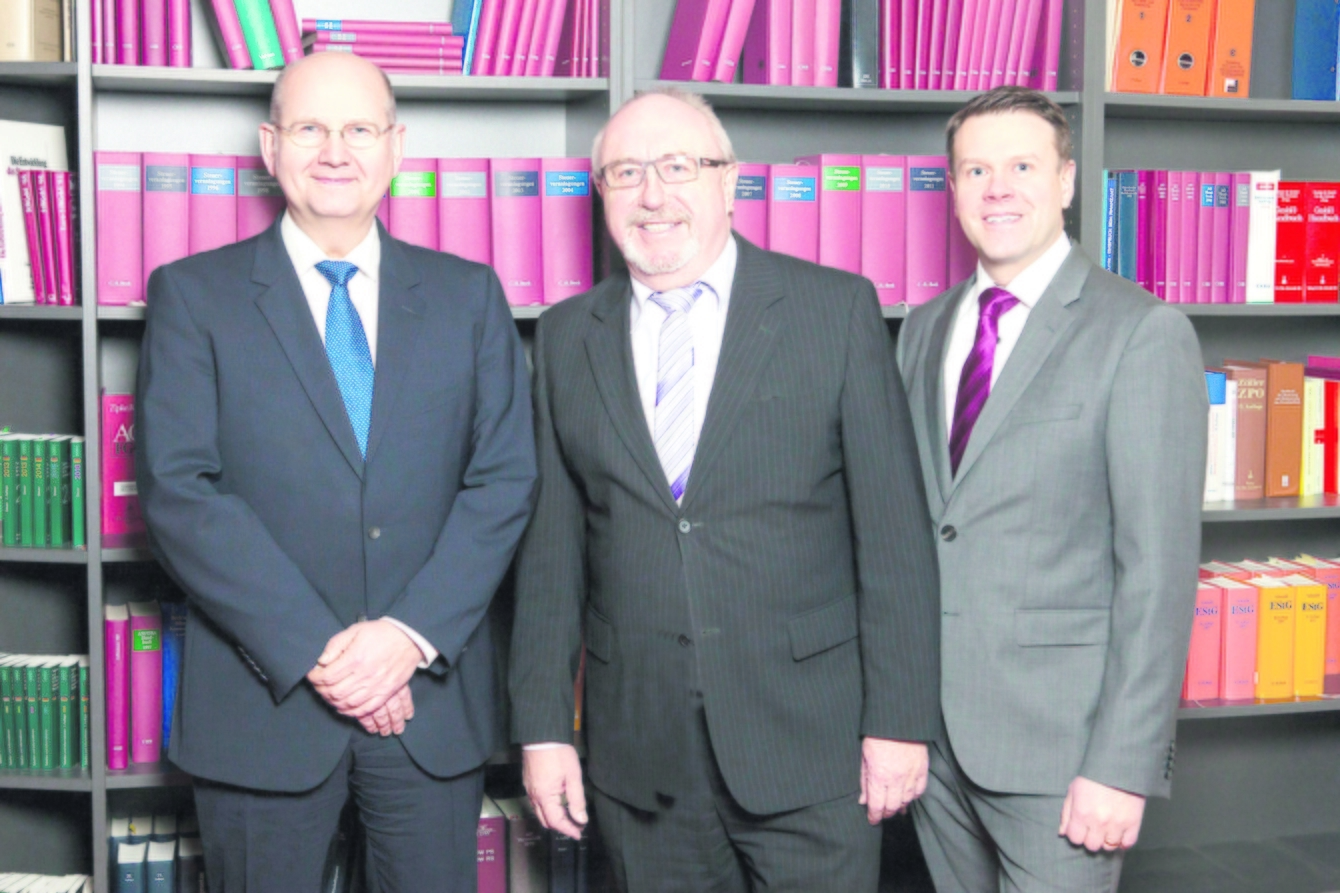 Heinz Hauschild (Mitte) hat seine Kanzlei an Rainer Schmorr (links) und Matthias Niebuhr übergeben