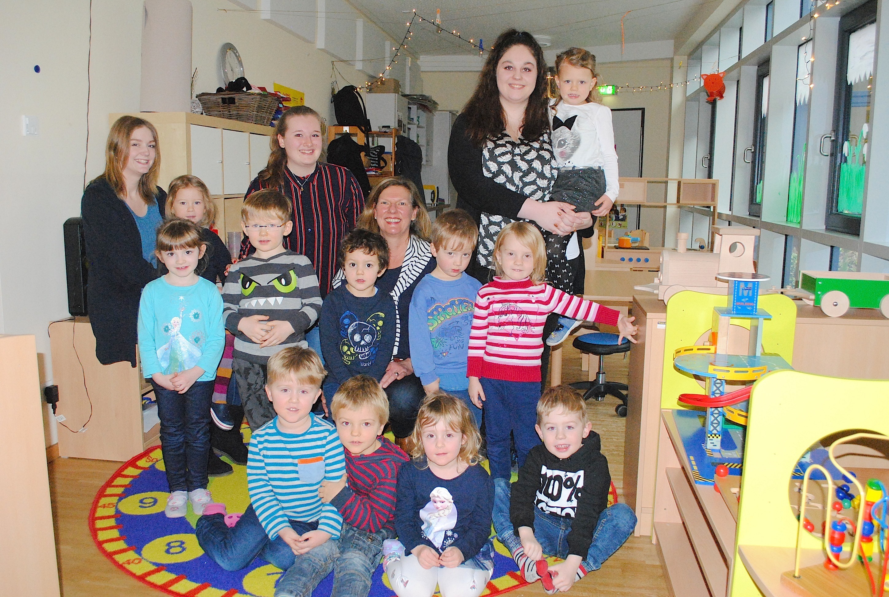 Die „Sternschnuppen“-Kinder und ihre Erzieherinnen
in ihrem neuen Gruppenraum